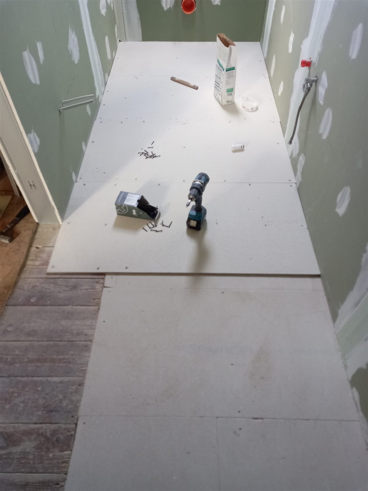 Neuer Bodenaufbau aus Platten