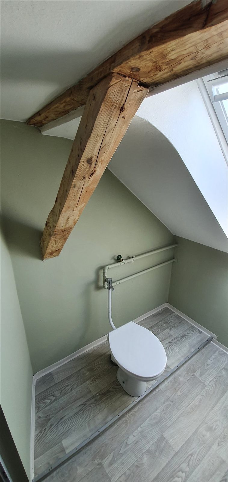 Sichtbarer Deckenbalken im kleinen Dachbad