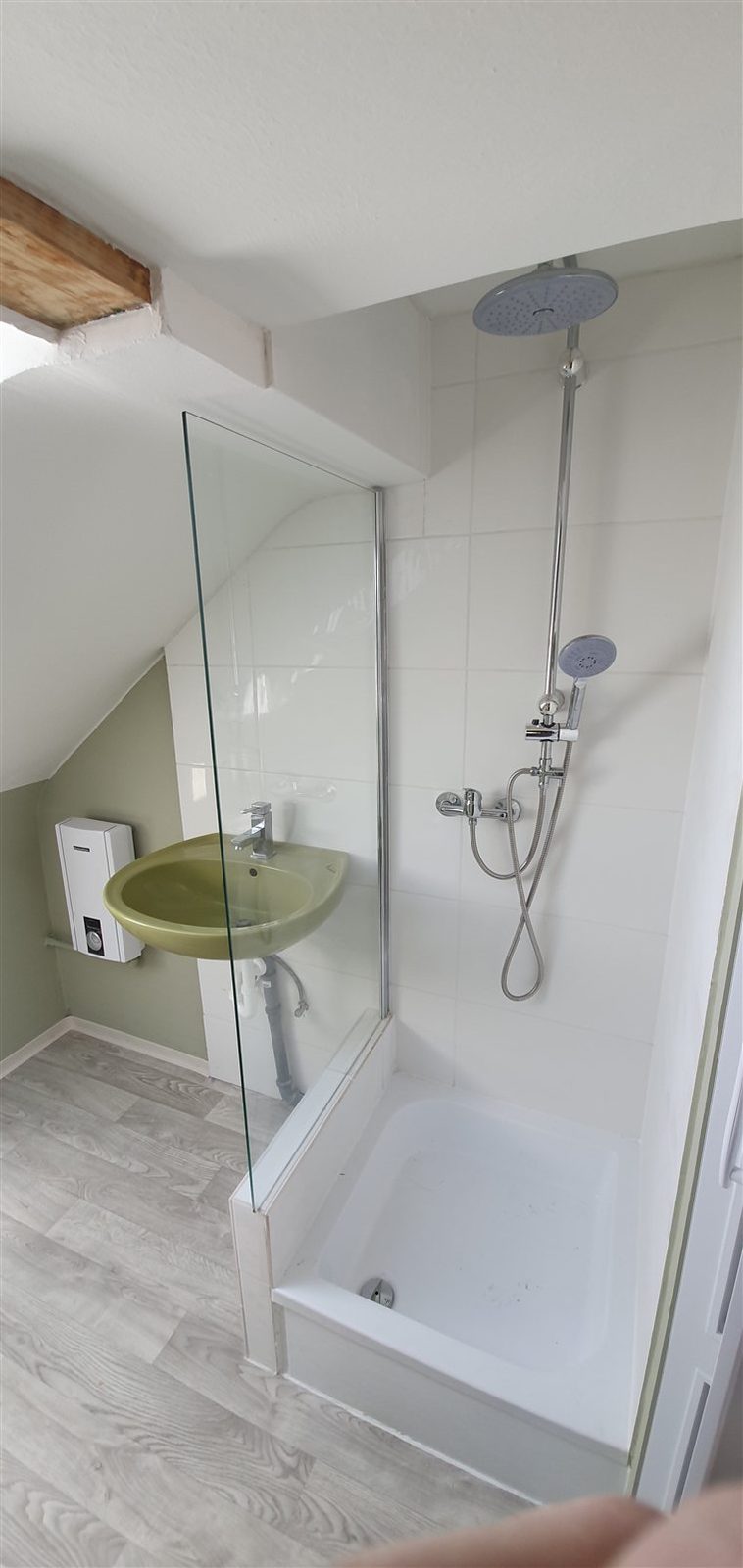 Dusche mit Glastrennwand an der Dachschräge