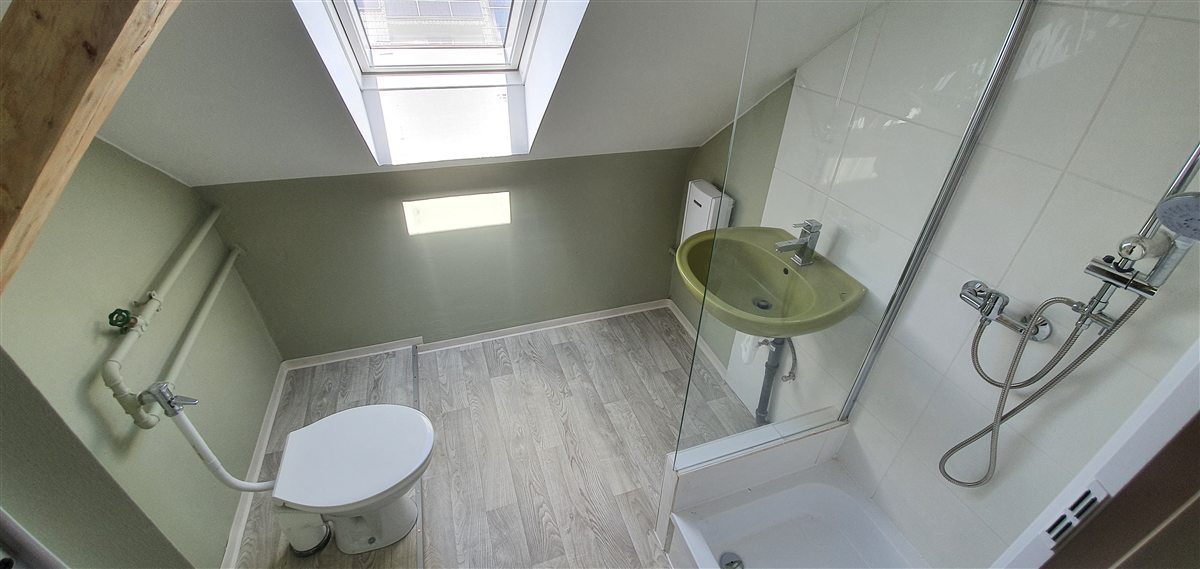 Kleines Dachbad mit Dusche, WC und Waschbecken