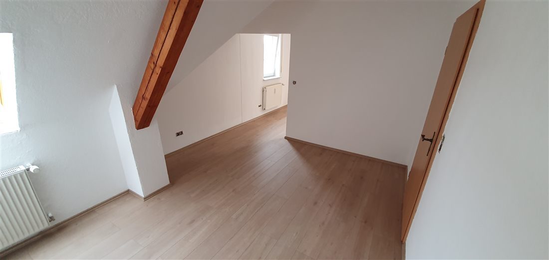 Dachzimmer mit hellem Laminat