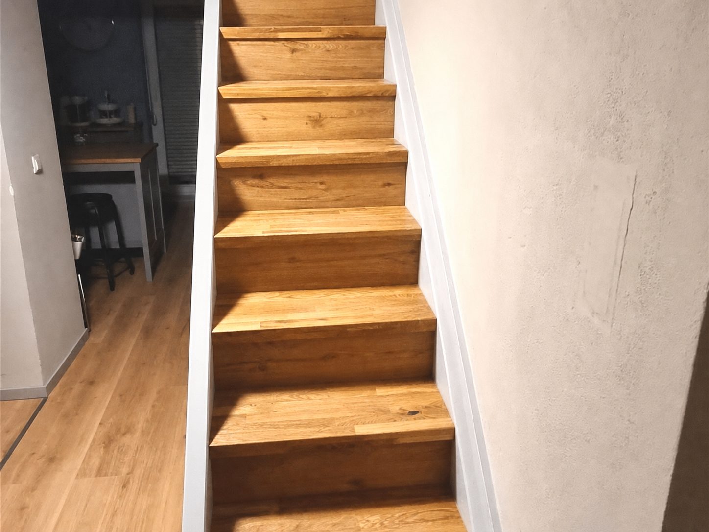 Treppe mit neuen Eichenstufen und sauberer weisser Seitenverkleidung