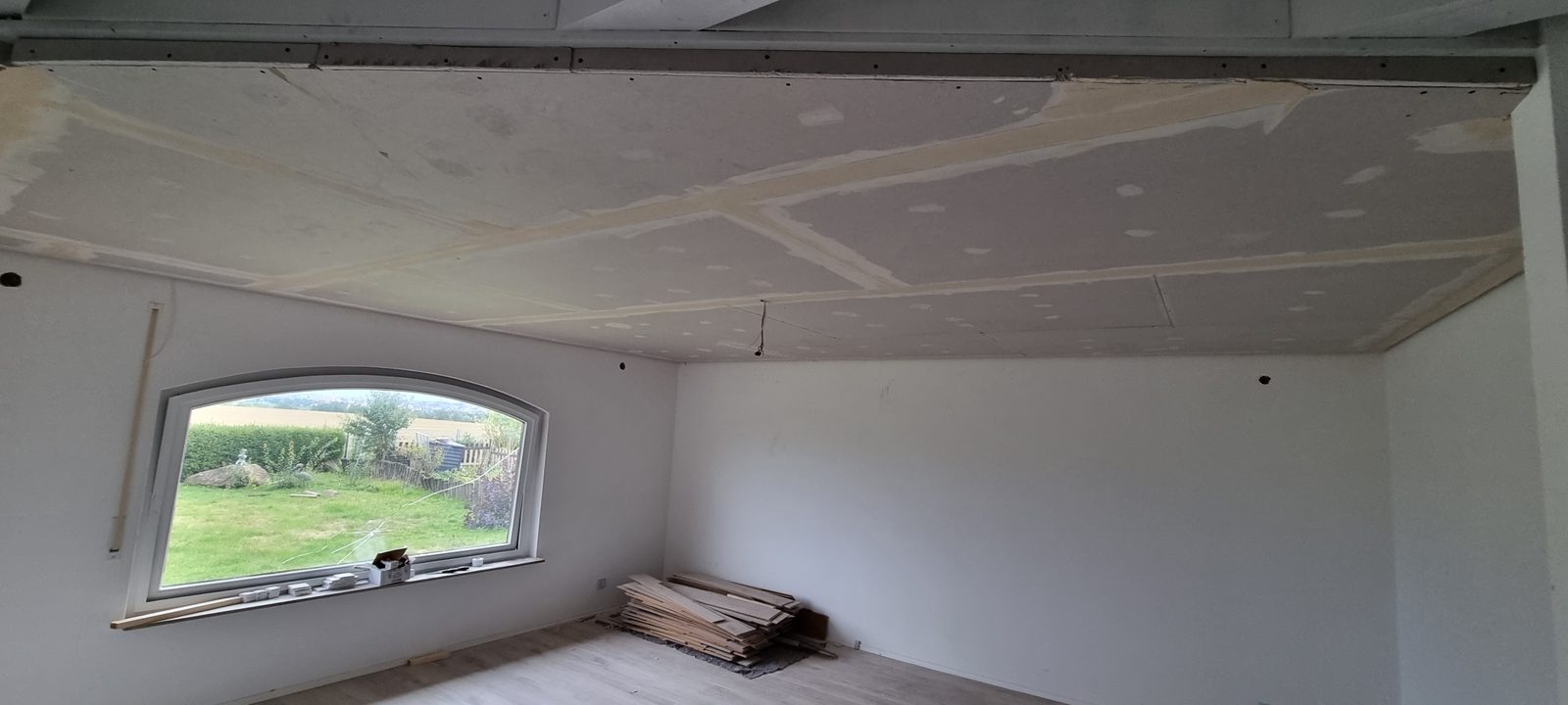 Neue Gipsdecke, die Fugen zum ersten Mal verspachtelt