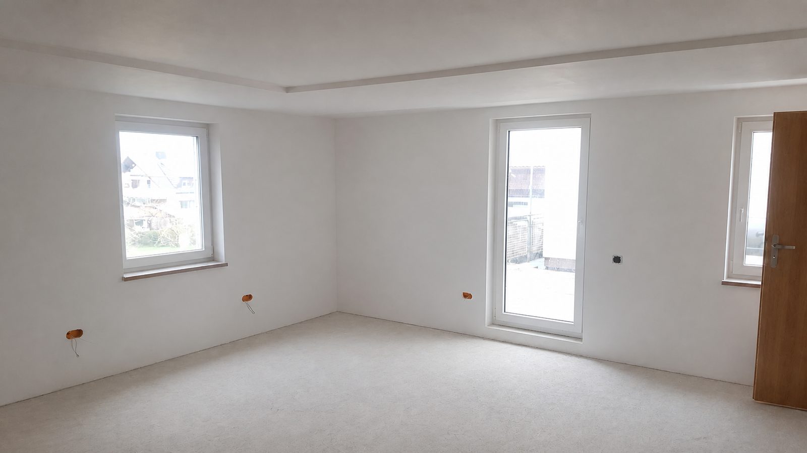 Neue Decke mit Schattenfuge an der Wand