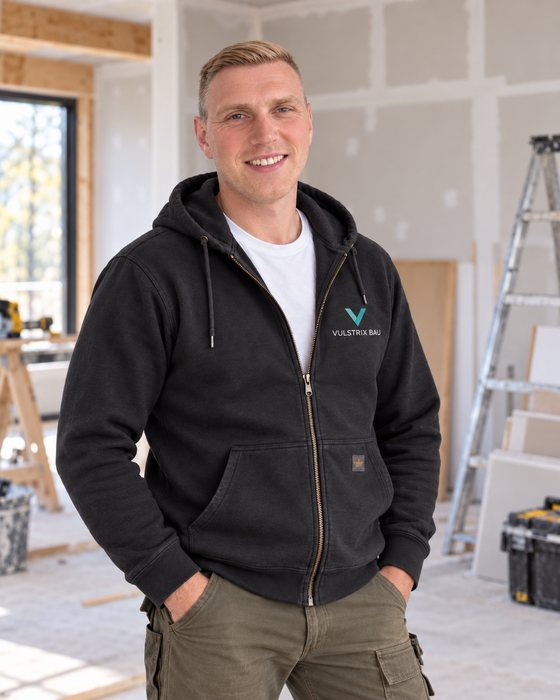 Timo Kopilecs von Vulstrix Bau auf einer Baustelle